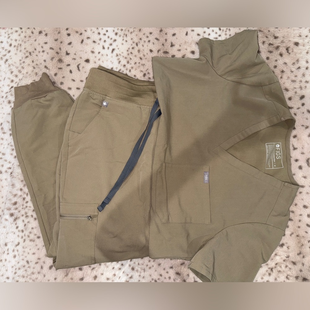 🩺WOMENS Figs Tan/BeigeSCRUB SET. SIZE M•LP 🩺